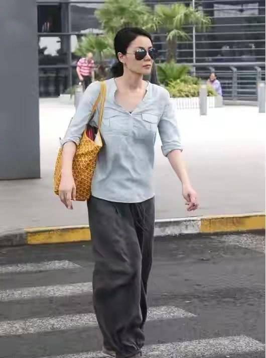 黑色|王菲的时尚太难懂！蓝衬衣配灯笼裤背黄色编织包，与农村大妈无异