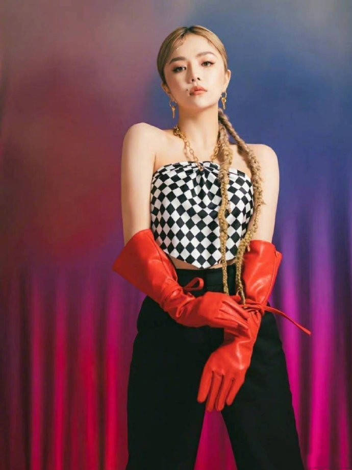 氛围|辣妹风穿搭还是要看安琦，又飒又辣，难怪人称“小辣椒”