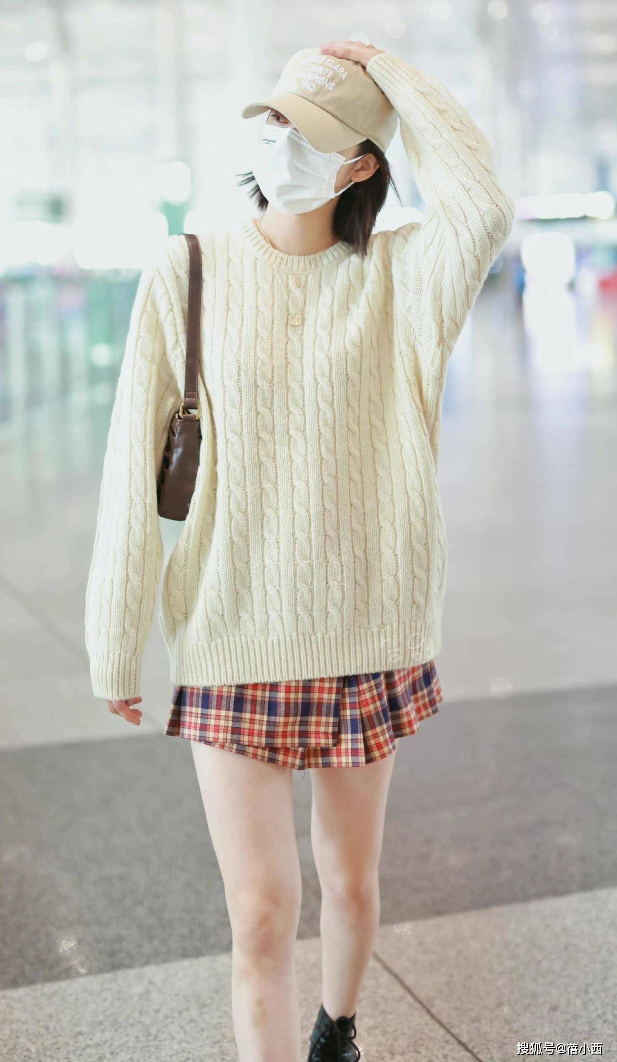 黑色|初秋出行怎么穿?欧阳娜娜手把手来教你,白色毛衣最百搭又时髦