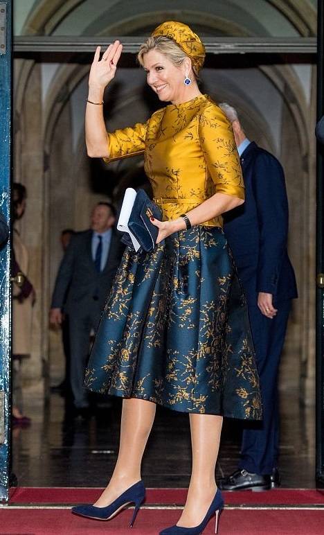 小议|荷兰王后真敢穿，姜黄配墨绿穿出高级感，40岁女人就该学学她！