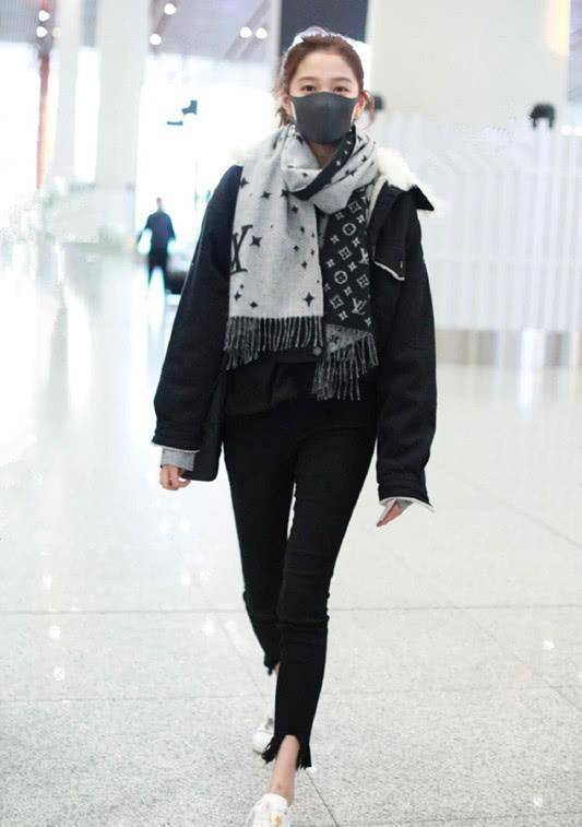 上装|关晓彤穿了件黑色棉服配围巾，穿休闲裤露脚踝，没有认真过冬！
