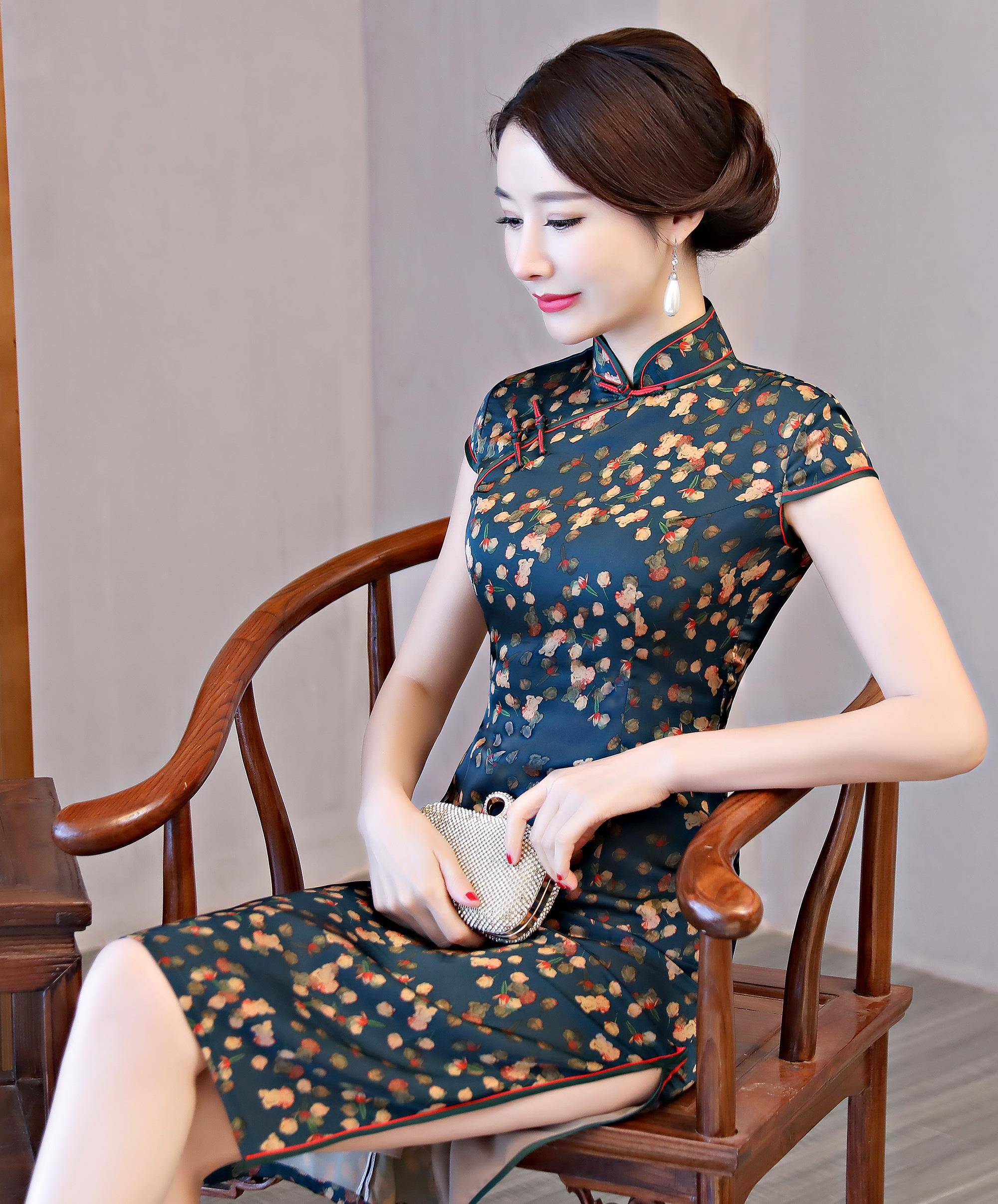 亮点|冬天穿旗袍需要搭配丝袜吗？搭配了丝袜的旗袍才有亮点，不是吗？