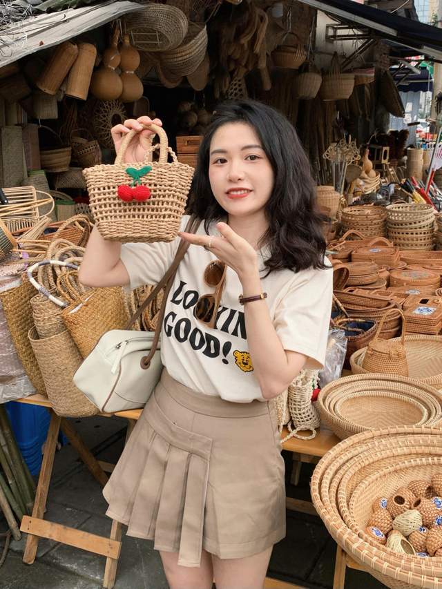 下半身|秋季小个子怎么穿才显高？红色u领上衣+淡黄色波点裙，气质又性感