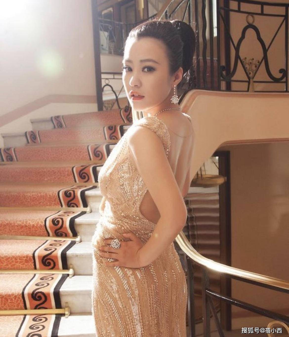黑色|郝蕾瘦出瓜子脸和S身材，穿黑色蕾丝连衣裙，气质让人过目不忘