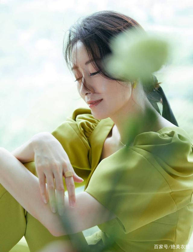 刘敏涛|刘敏涛火了后更敢穿，少女风也能霸气十足，44岁扮起嫩来更加迷人