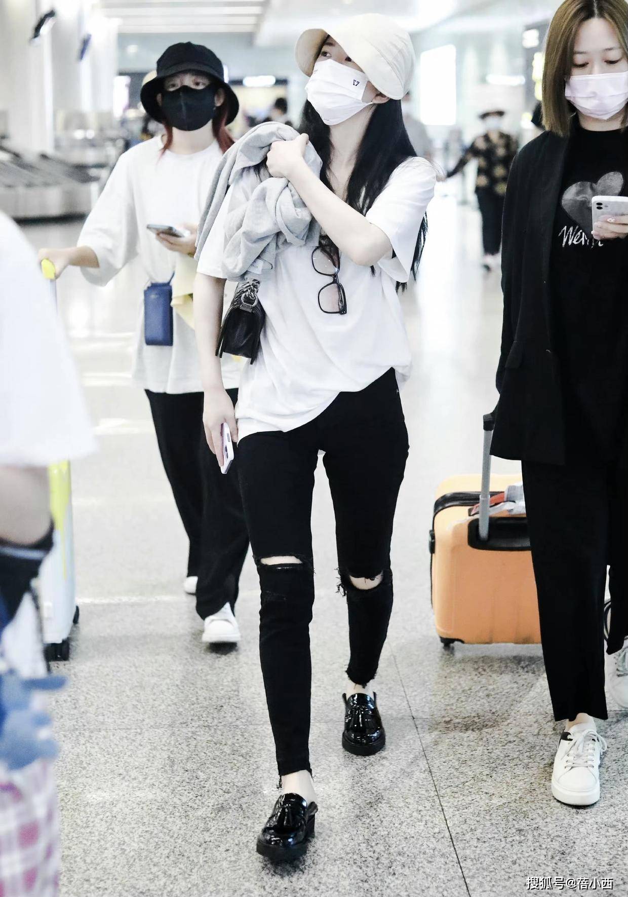黑色|赵露思如此低调!看完了她的机场穿搭,你才会惊呼黑白配真高级
