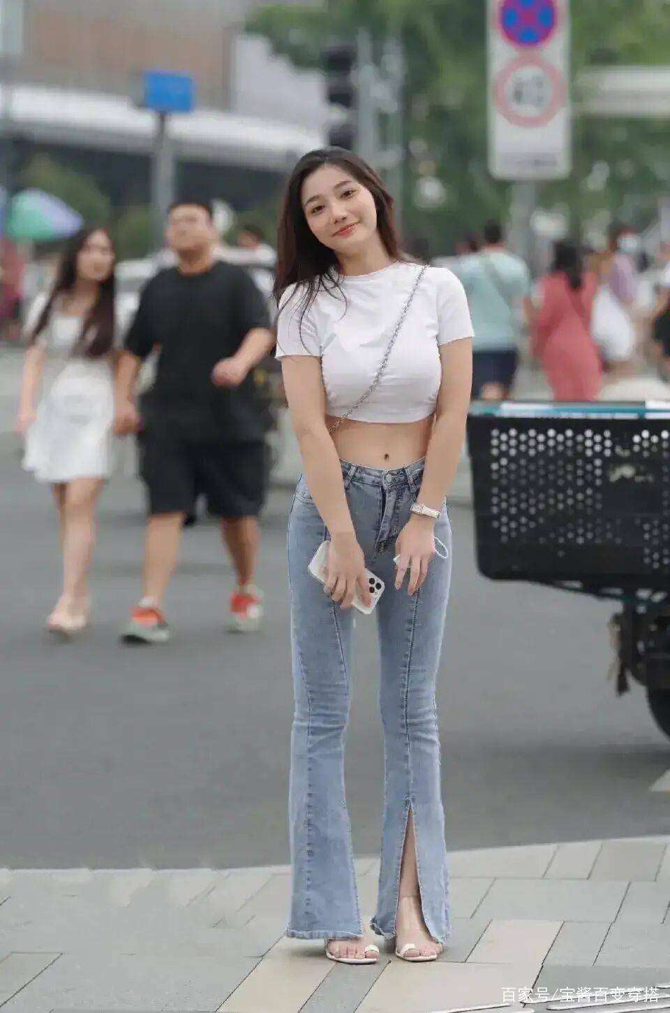女士|秋季只会选择“打底裤”？跟着潮人的步伐，喇叭裤更有说服力！