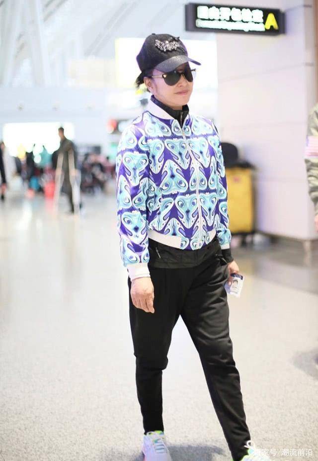 上半身|刘晓庆真会“作妖”！羽绒服当内搭棒球服做外套？00后都没你敢穿