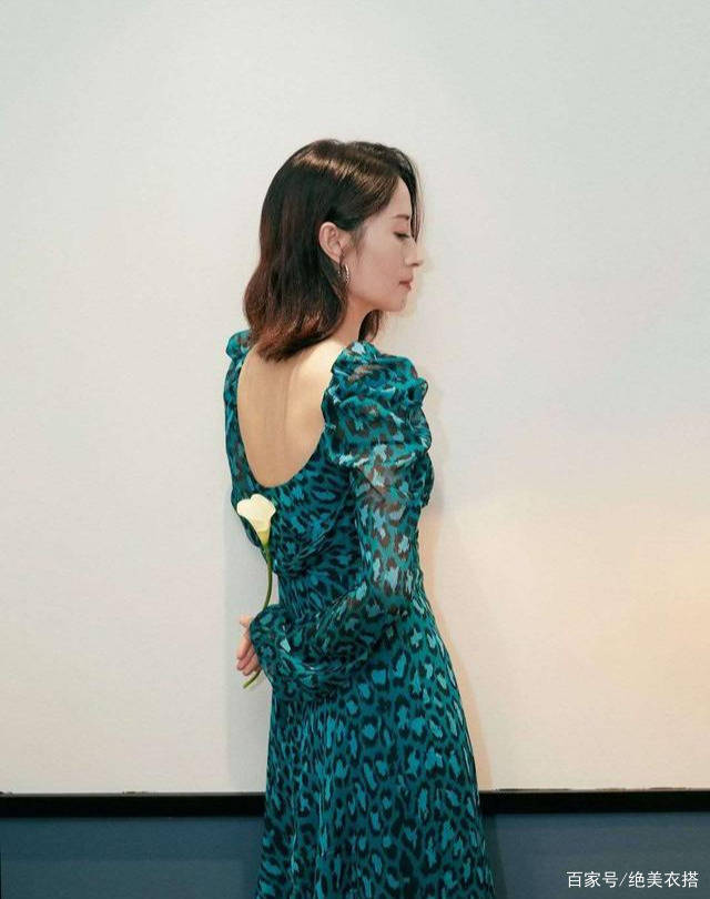 刘敏涛|刘敏涛火了后更敢穿，少女风也能霸气十足，44岁扮起嫩来更加迷人