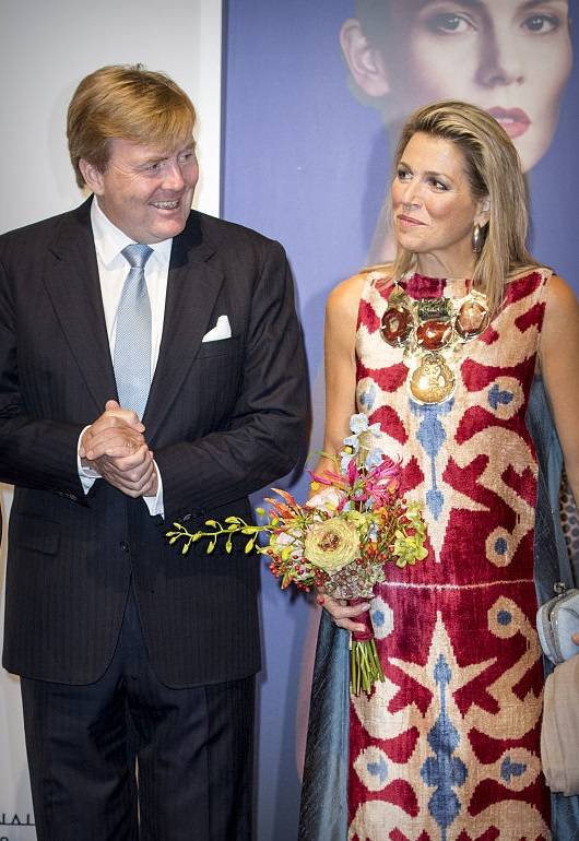 小议|荷兰王后真敢穿，姜黄配墨绿穿出高级感，40岁女人就该学学她！