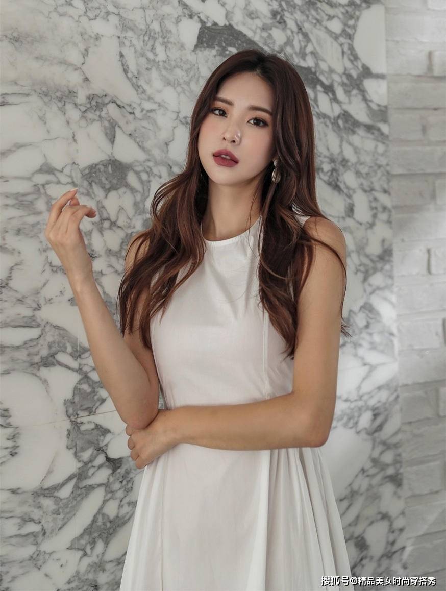 凉鞋|白色连衣裙搭配绑带凉鞋，休闲又有型，清新动人