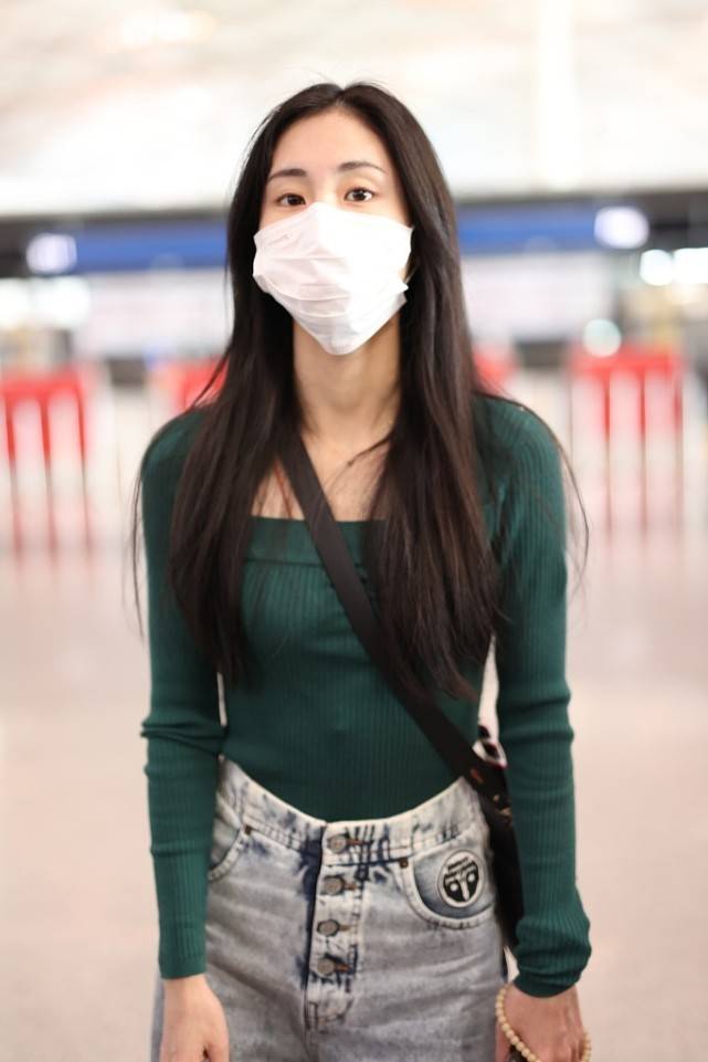 整体|张碧晨的身材真不赖，针织衫配老爹裤，裤腰宽松哪像生过娃