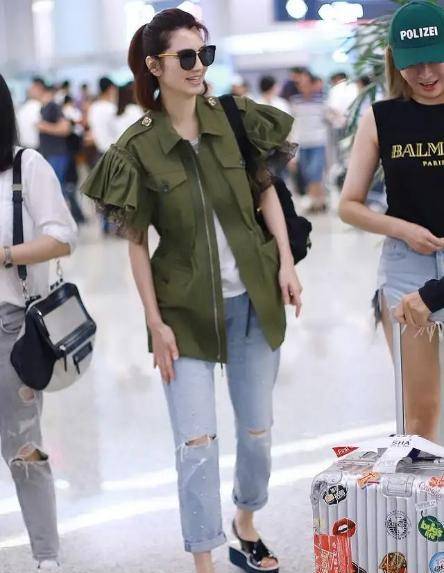 服装|洪欣高调秀恩爱，身穿灰色针织衫配破洞裤，看着比小9岁老公还嫩