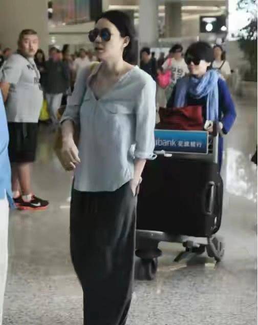 黑色|王菲的时尚太难懂！蓝衬衣配灯笼裤背黄色编织包，与农村大妈无异