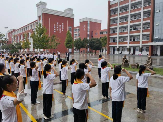 仪式最后,油田十中李艳校长对整个活动做了重要指导,她再次强调了尊师