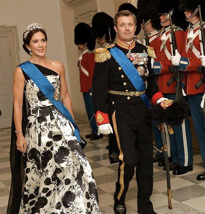 王储|丹麦王储妃再穿11年前旧裙，改造一下显瘦又显高，换个发型更美！