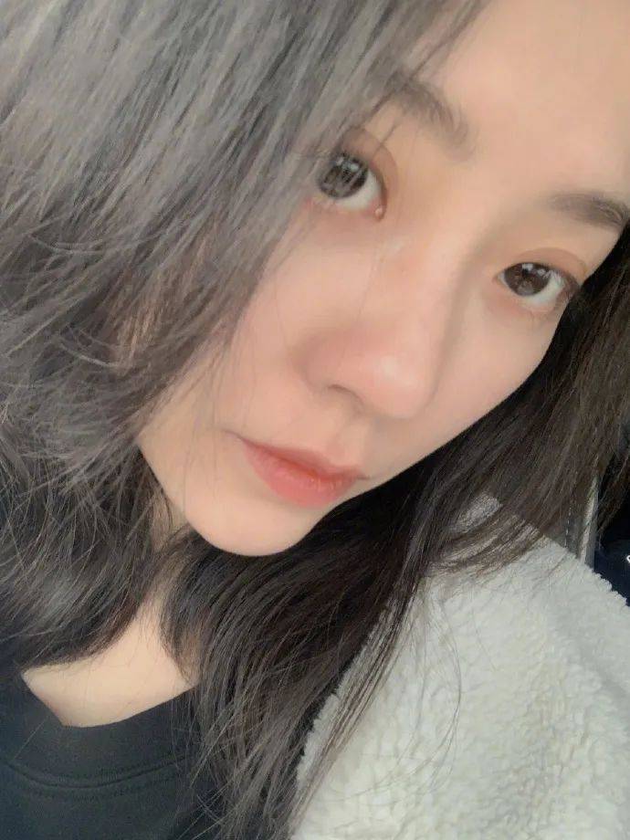 职场|张靓颖越来越放肆了，素颜也敢晒“大头”照，认不出却还是美的