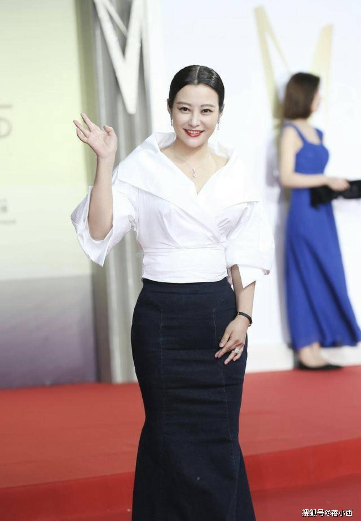 黑色|郝蕾瘦出瓜子脸和S身材，穿黑色蕾丝连衣裙，气质让人过目不忘