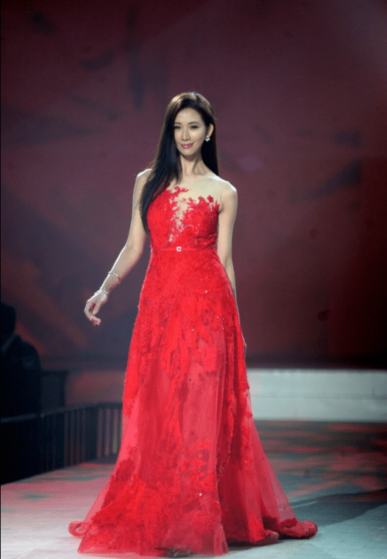 仙女|46岁林志玲魅力不减，穿一袭红色薄纱连衣裙高级减龄，气色超好
