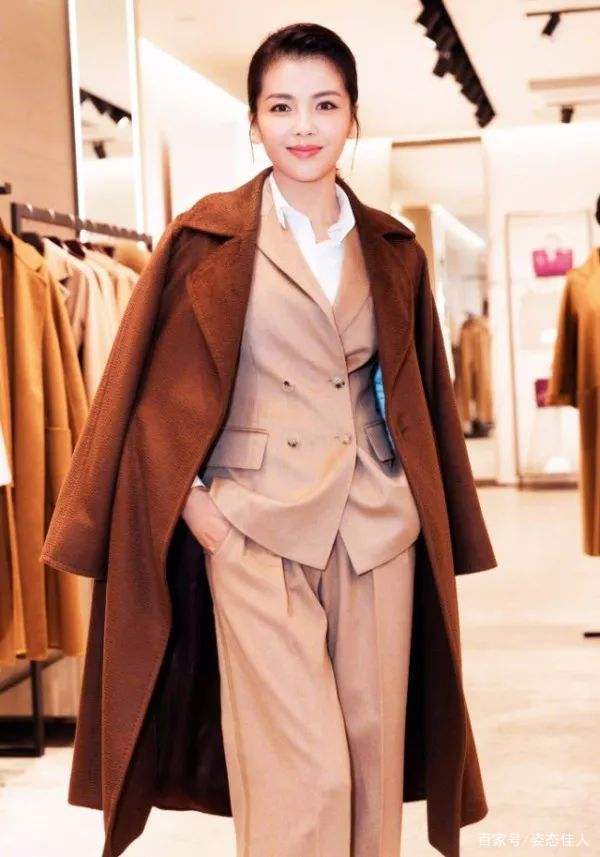 运动鞋|刘涛造型罕见“翻车”，黑色大衣配粉色腰带，这审美有点不敢恭维