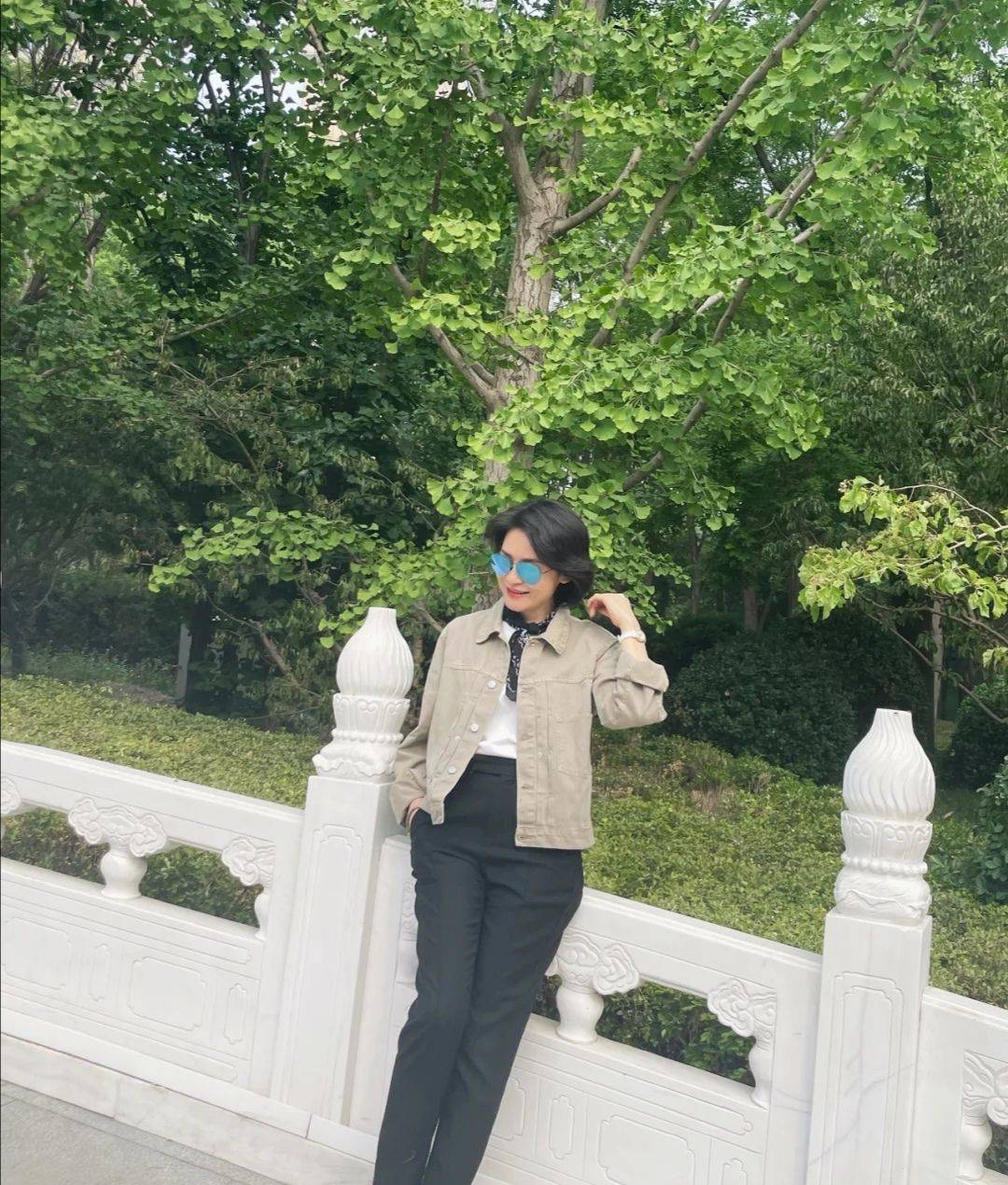 服装|中年女性牛仔外布衣，设计短小又简练，50多岁也能穿得优雅自信！