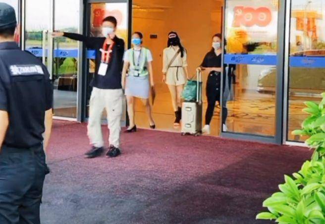 赵丽颖|赵丽颖去中餐厅5，怎知大家关注嘉宾合影，龚俊姚安娜站位有讲究