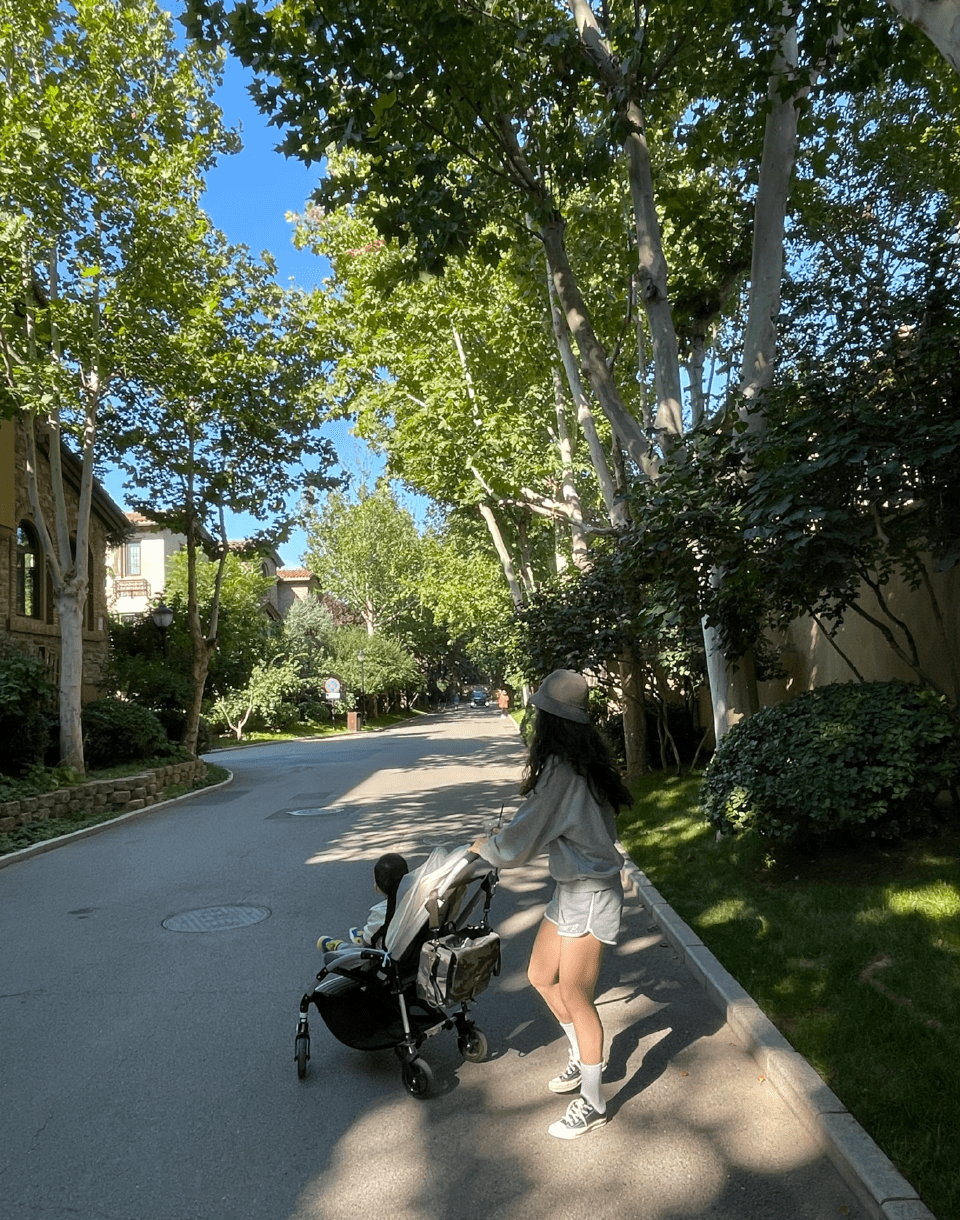 gai老婆晒日常,儿子柚柚出镜,冰箱上的细节体现夫妻两人现状?_王斯然