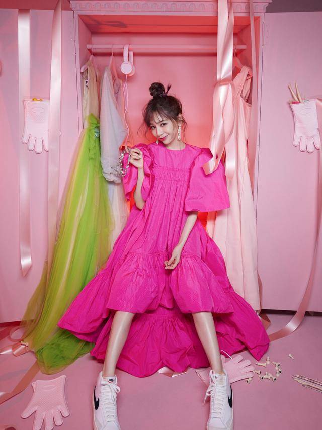 黑色|王心凌和杨丞琳同台,都穿黑白配没有年龄差距,减龄漂亮