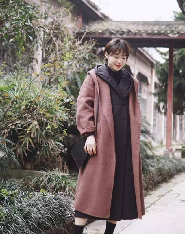 对比色|赵雅芝带火了一种新穿法：大衣+羽绒服，想赶时髦的阿姨值得借鉴