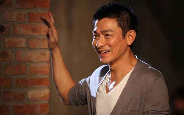 时代|两首歌吃一生，却说刘德华唱功不行，网友：哪来的自信？