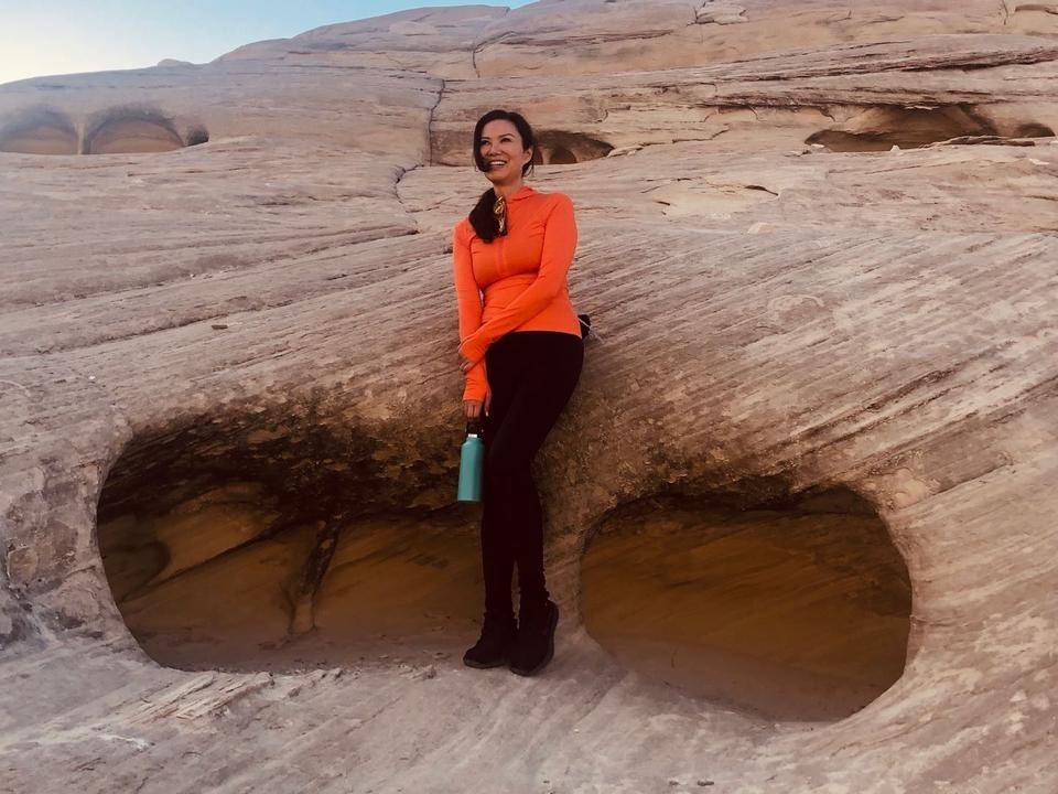 米色|邓文迪晒旅游照，荧光阔腿裤配蝴蝶上衣扮嫩，51岁比年轻人还敢穿