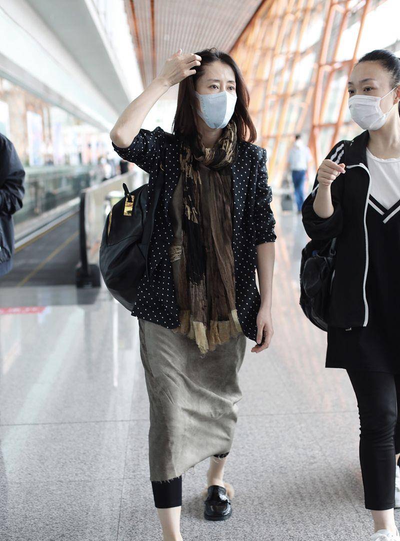 刘敏涛|女人40+开春别总“老一套”，学刘敏涛高级色叠穿法，减龄时髦