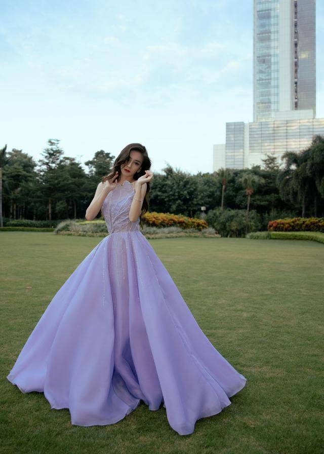 一身|又被Angelababy惊艳了！一袭紫色薰衣草长裙高贵精，美成小精灵