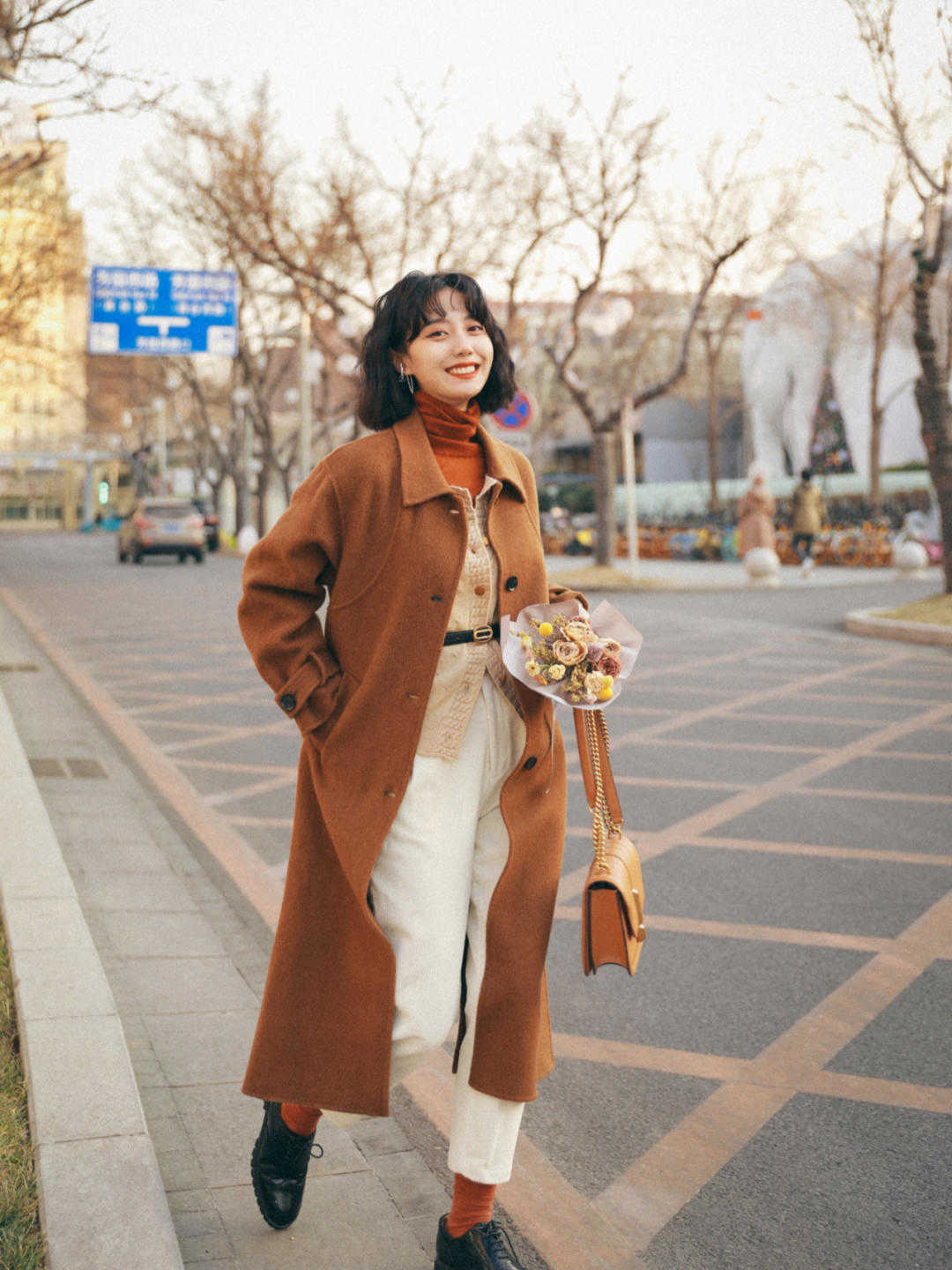 天气|秋冬如何穿出高级感？大衣搭配烟管裤保暖舒适，气场全开还时髦