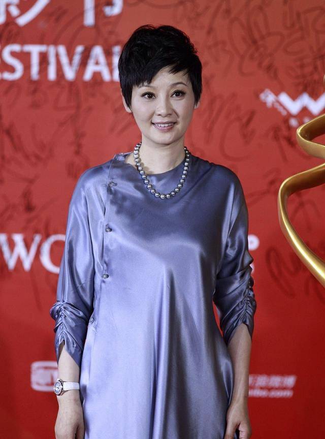 设计|徐帆红毯造型真时髦，穿“丝绸”长衫好高雅，不对称设计显腿长