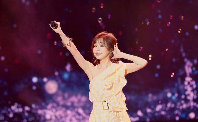 黑色|王心凌和杨丞琳同台,都穿黑白配没有年龄差距,减龄漂亮