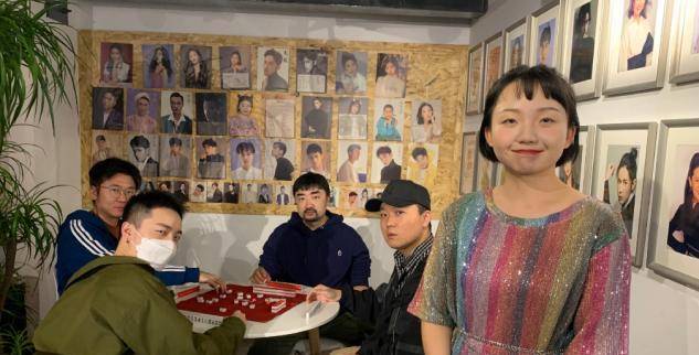 黑色|辣目洋子穿水墨裙亮相，身材娇小穿衣时髦，成小个子穿搭典范