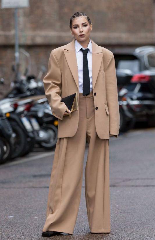 小白|辛芷蕾衣服品味在线,浅绿色西服搭配长裤走机场,高级干练