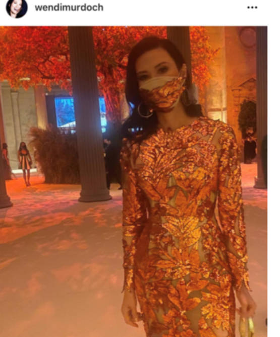 土豪|邓文迪太土豪！礼服铺满亮片口罩也贴金，52岁与小鲜肉仍有绯闻