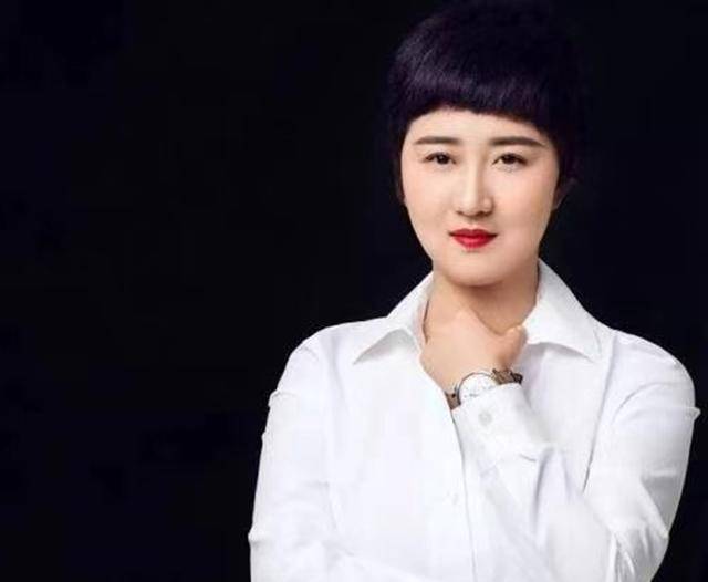 设计|张纪中太幸福！混血儿子给他洗脚，43岁女儿穿衣时髦大后妈4岁