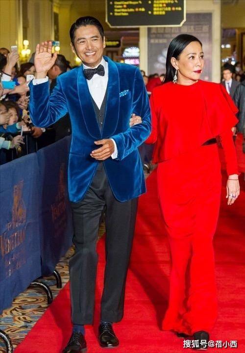 黑色|周润发和陈荟莲携手亮相,穿黑色西装+暗红色礼服,夫妻默契满分