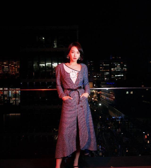 短裙|奔四女人别总穿牛仔裤，学陈数这样搭，优雅时髦更显气质