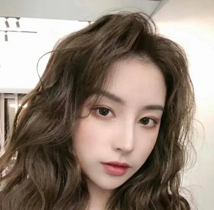 发型|初冬超火的几款发型，初恋发秒变邻家妹妹，一举击中直男的心