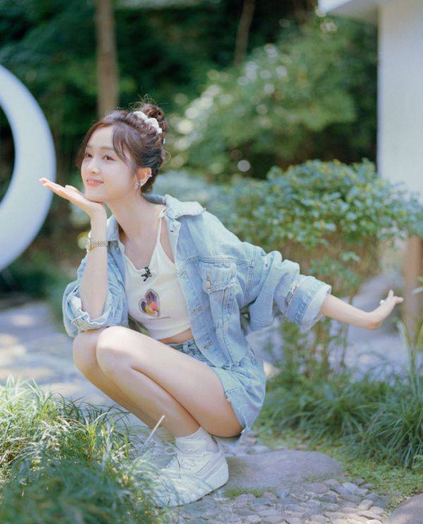 吴宣|吴宣仪综艺剧照释出，浅蓝色牛仔清新灵动，丸子头俏皮减龄
