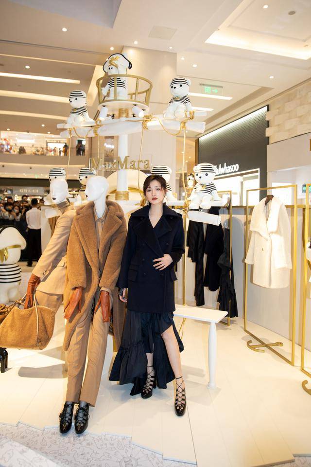 黑色|万茜是个“有品位”的人,一身黑色穿搭不显老,竟意外穿出高级感