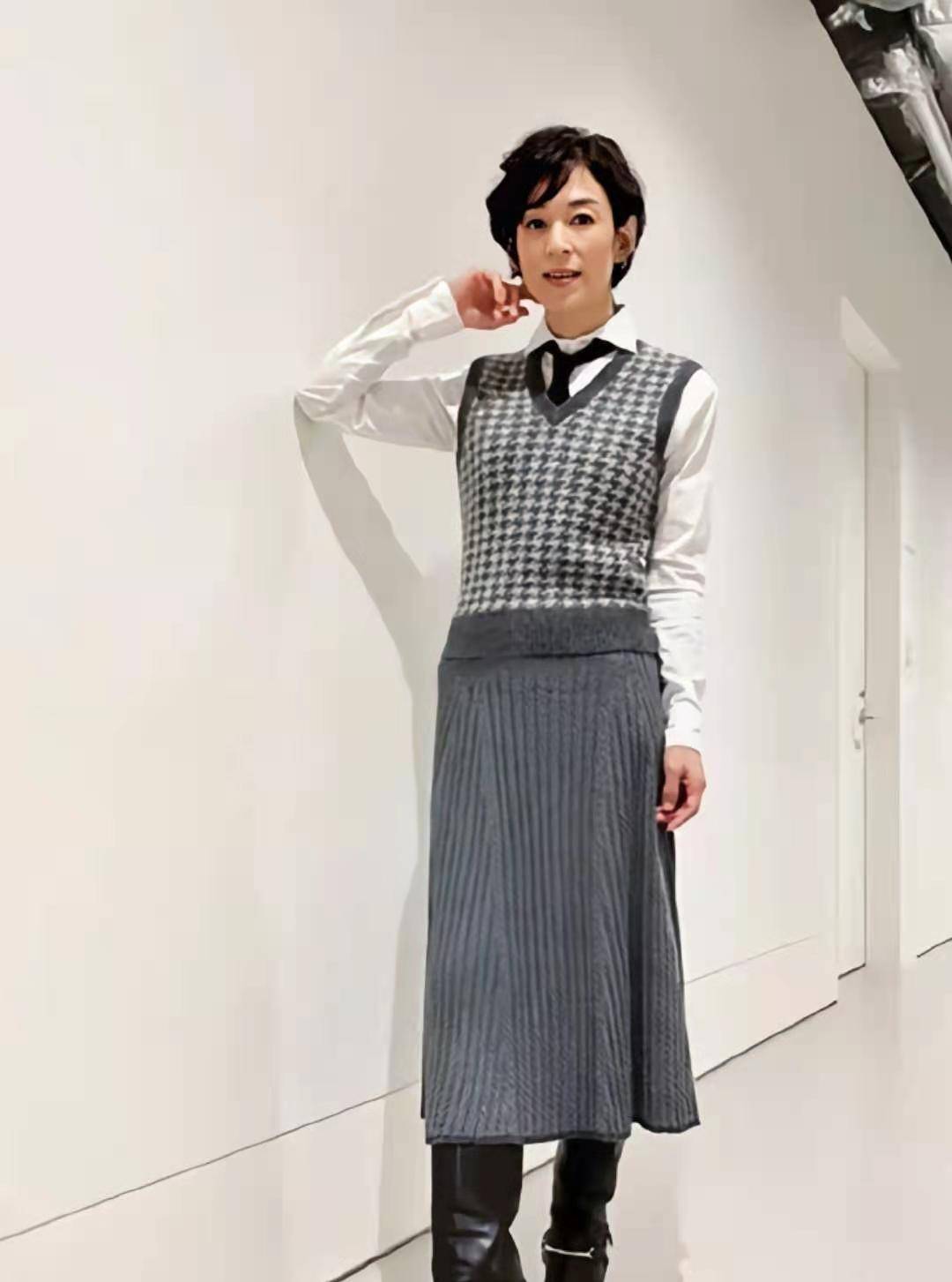 大气|女人一过50岁，穿衣尽量别太“艳”，想时髦又大气，这三款适合