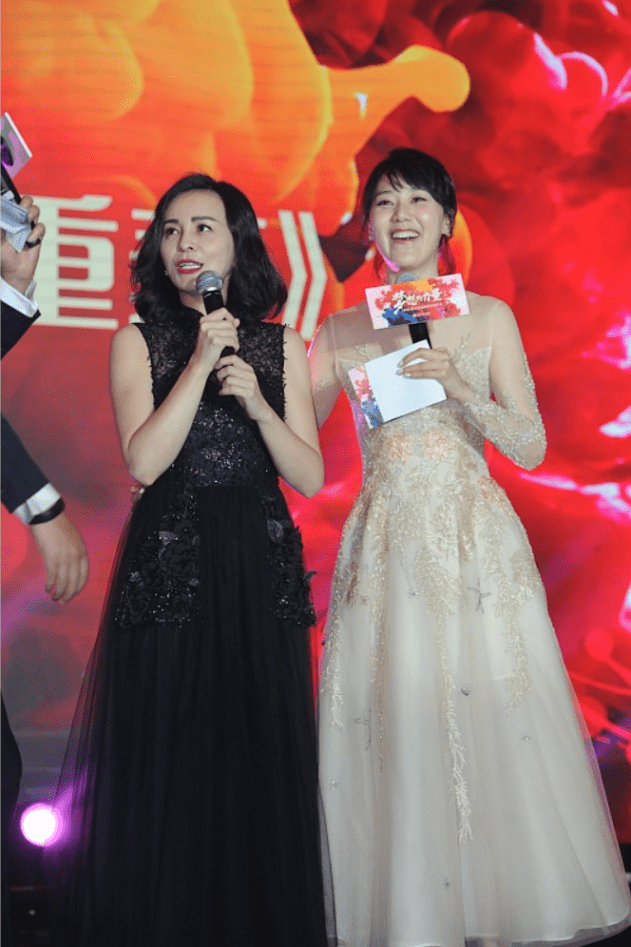 都能|人到中年能有王琳一半的气质就好了，穿黑裙配微卷发，老了也迷人