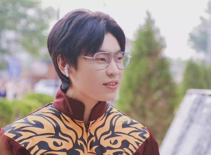这位叫小田田的网友,其实是隔壁老樊哥哥樊凯华的前妻,也就是隔壁老樊