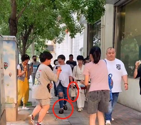 显得|王惠跟好友聚会，尖下巴抢镜双眼皮很不自然，打光的脸像假脸！