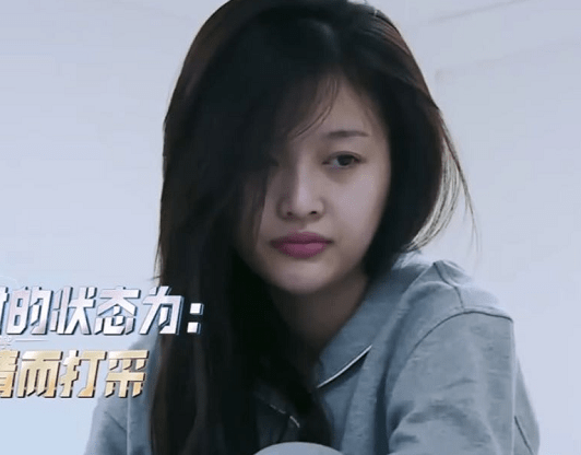 戚薇|镜头前刚醒的女星，杨颖脸黑，戚薇出油，见到鞠婧祎：偷着化妆了